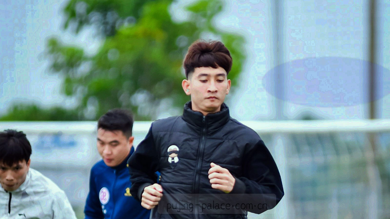 笔记本、平板与手机并排放置，屏幕均显示同一份资料索引页面